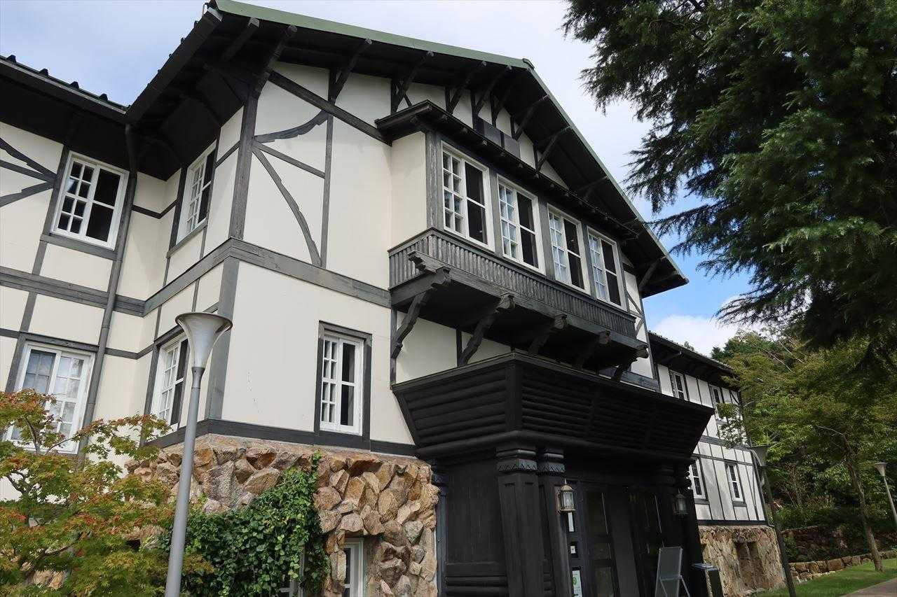 旧六甲山ホテル
1929年（昭和４年）に建てられた、レトロモダンな建物だ　近代化産業遺産に認定されている
今は、「六甲山サイレンスリゾート」として営業している