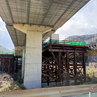 高速の下に駐車