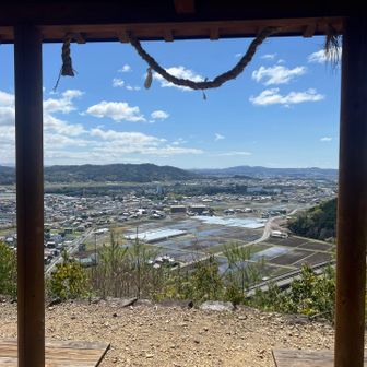 八坂山まで途中に東屋

今朝までの雨が嘘のよう☀️