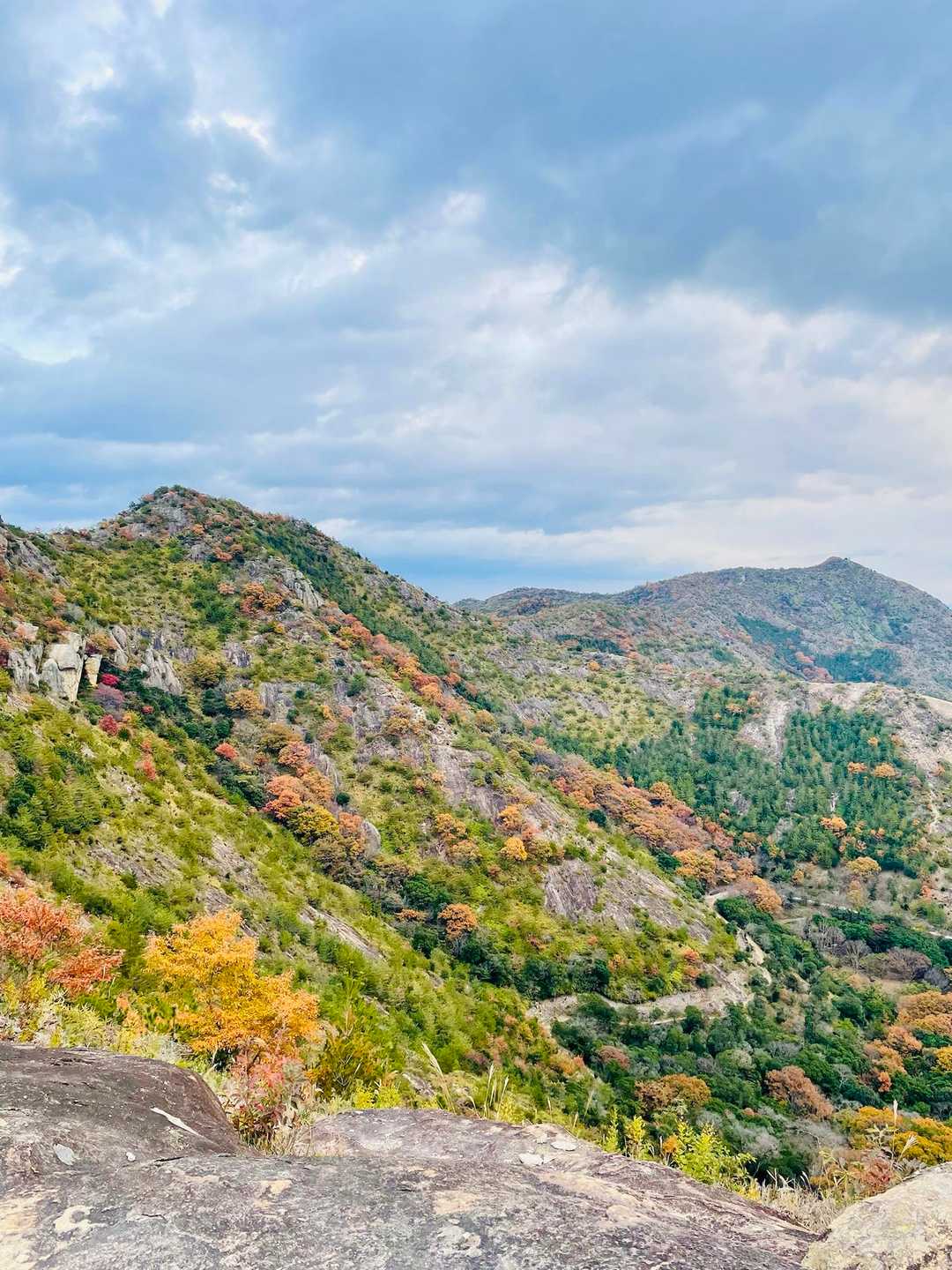 高御位山方面も色づいてる🍁
