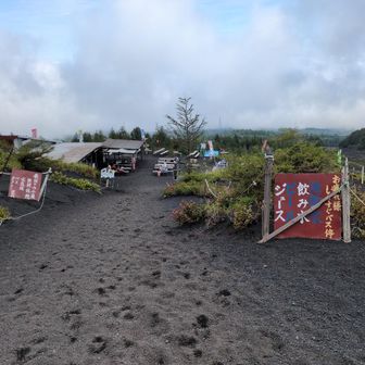 御殿場口付近の山小屋へ戻ってきました