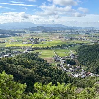 岩🪨に乗ると、素晴らしい展望が広がります。

南側の展望です。霊仙山が見えます。