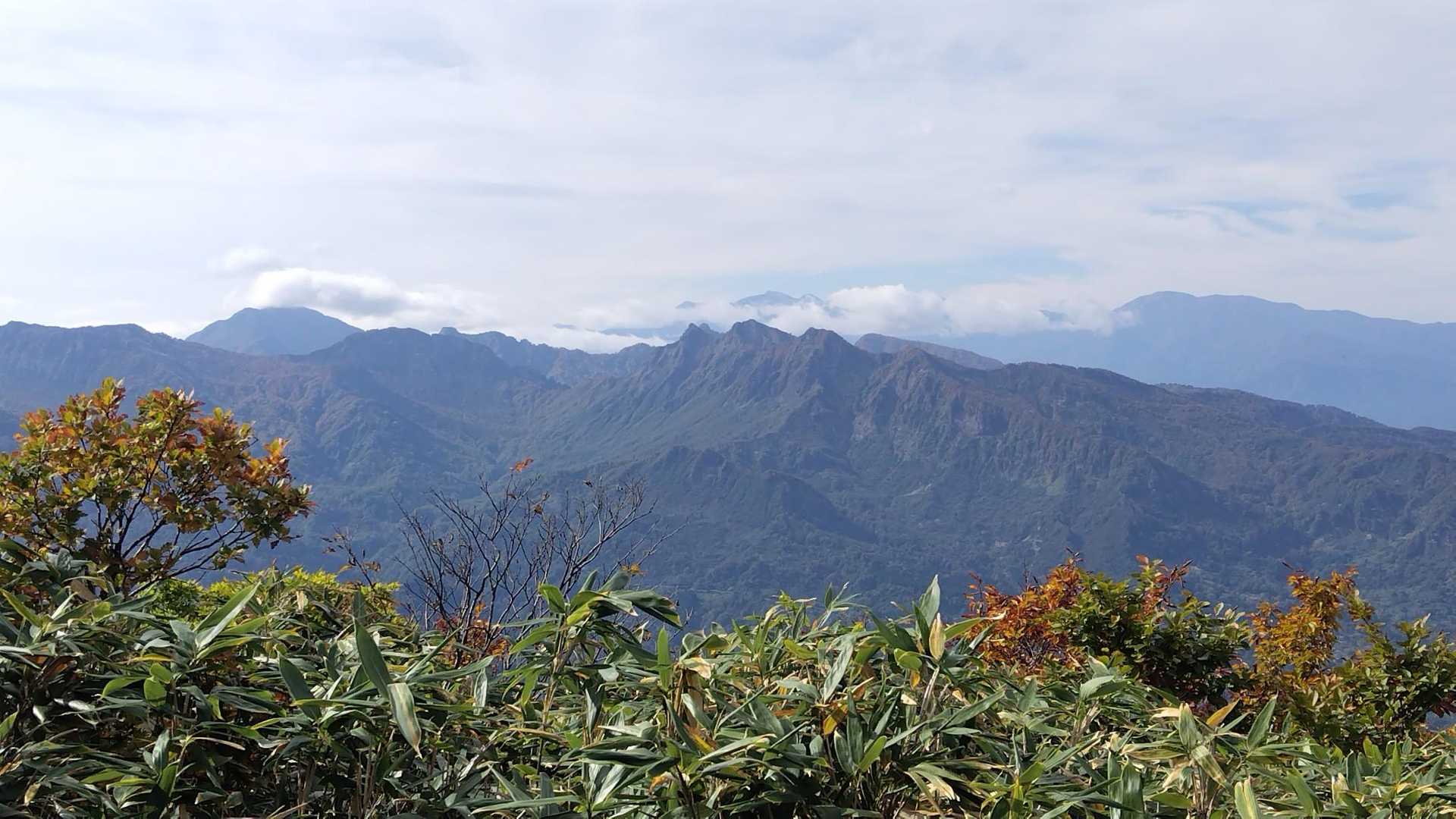 海谷山塊、奥には白馬、左の雲かかりは雨飾山