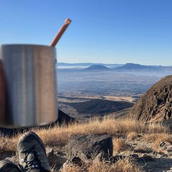 避難小屋で食べようと思ったけど、寒くなかったので最高の景色見ながら朝ごはんです🥐