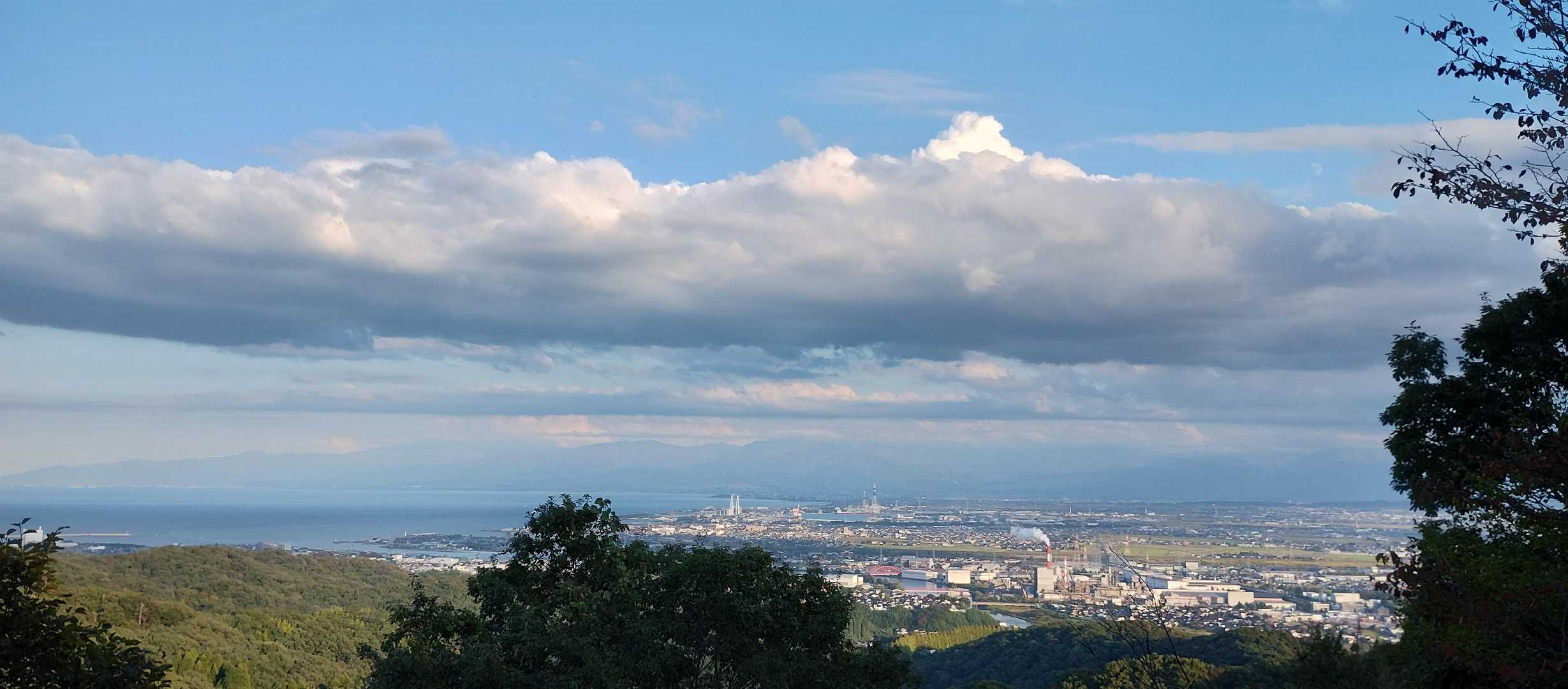 立山連峰は墨絵　　中パ煙突　西３くらい
