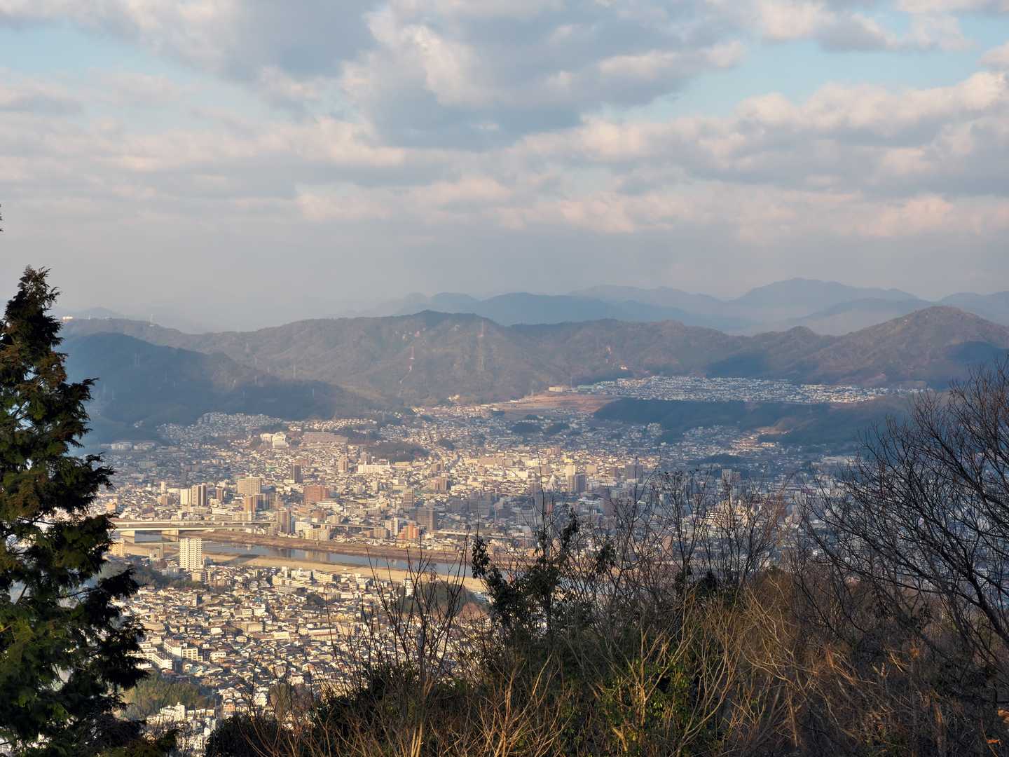 松笠山山頂からも少し安佐南区方面の展望があります！