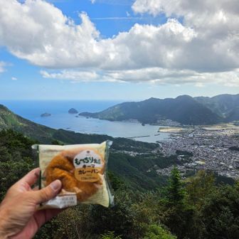 象の背で遊んで牛の背ヘ戻って昼食タイム