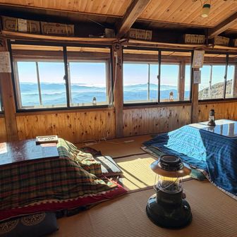 小屋の中を通過する