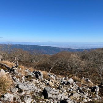 中央に御嶽山、薄ら中央アルプス。その右は恵那山かな？