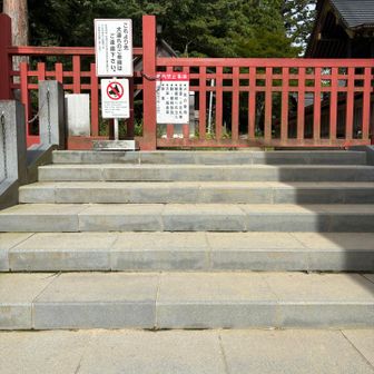 せっかく来たから御岳山山頂に

と思ったら
開門が9時〜で
頂上踏めなかったw