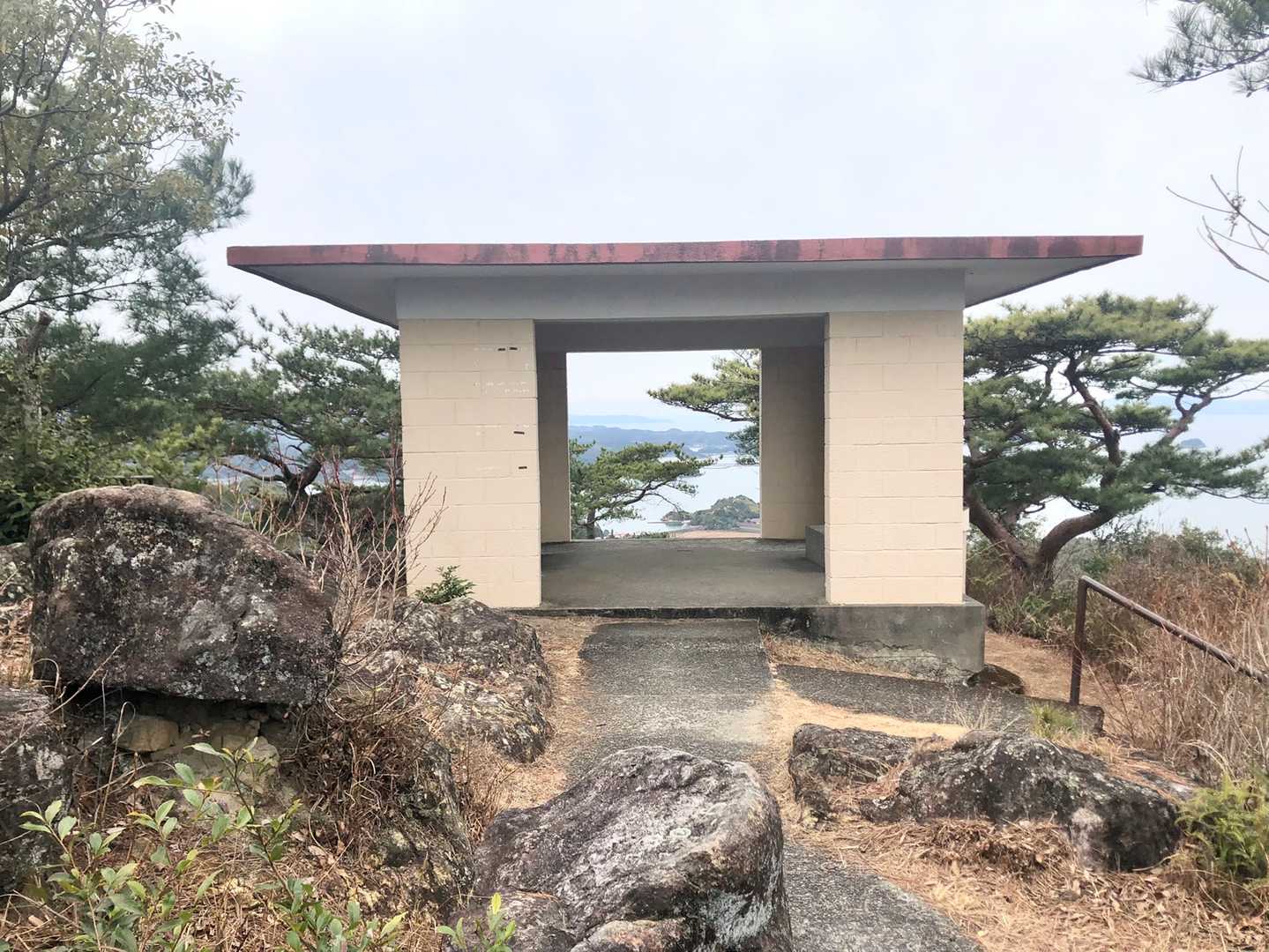 東屋の間口が借景になって迎えてくれます