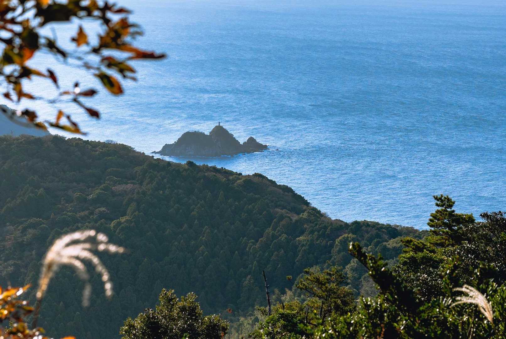 ビュースポット
島に灯台が見える