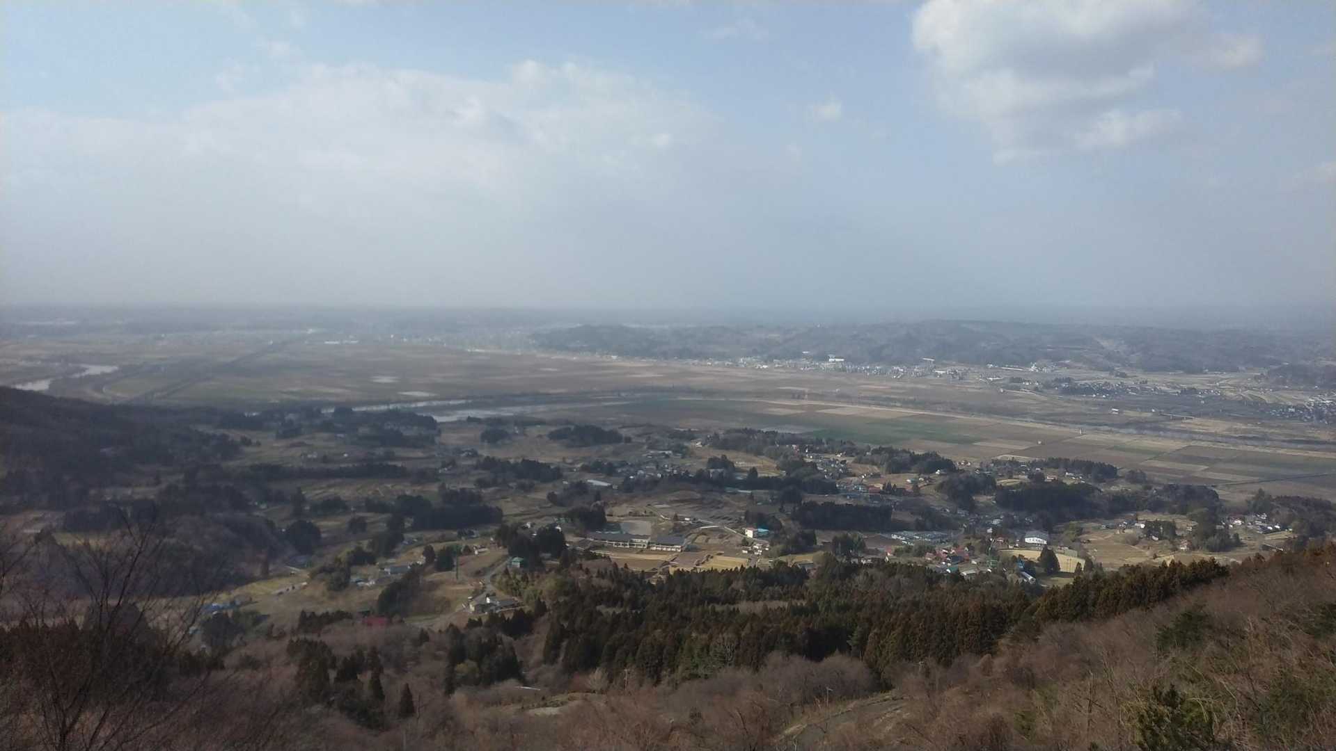 駒形山へ向かう途中のオオムラサキ展望台からの景色
一関市方向