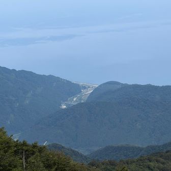 その前にもう１枚！📸

県境、サイクリングロードの駐車場🅿️

丸山、大鷲山の登山の時利用しました☝️

恐る恐る直立のはしごを降りまして〜🪜😖💦
