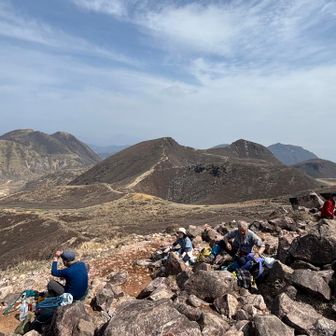 風もなく穏やかな山頂♪ここで昼食を取ることに
みんなそれぞれまったり〜
