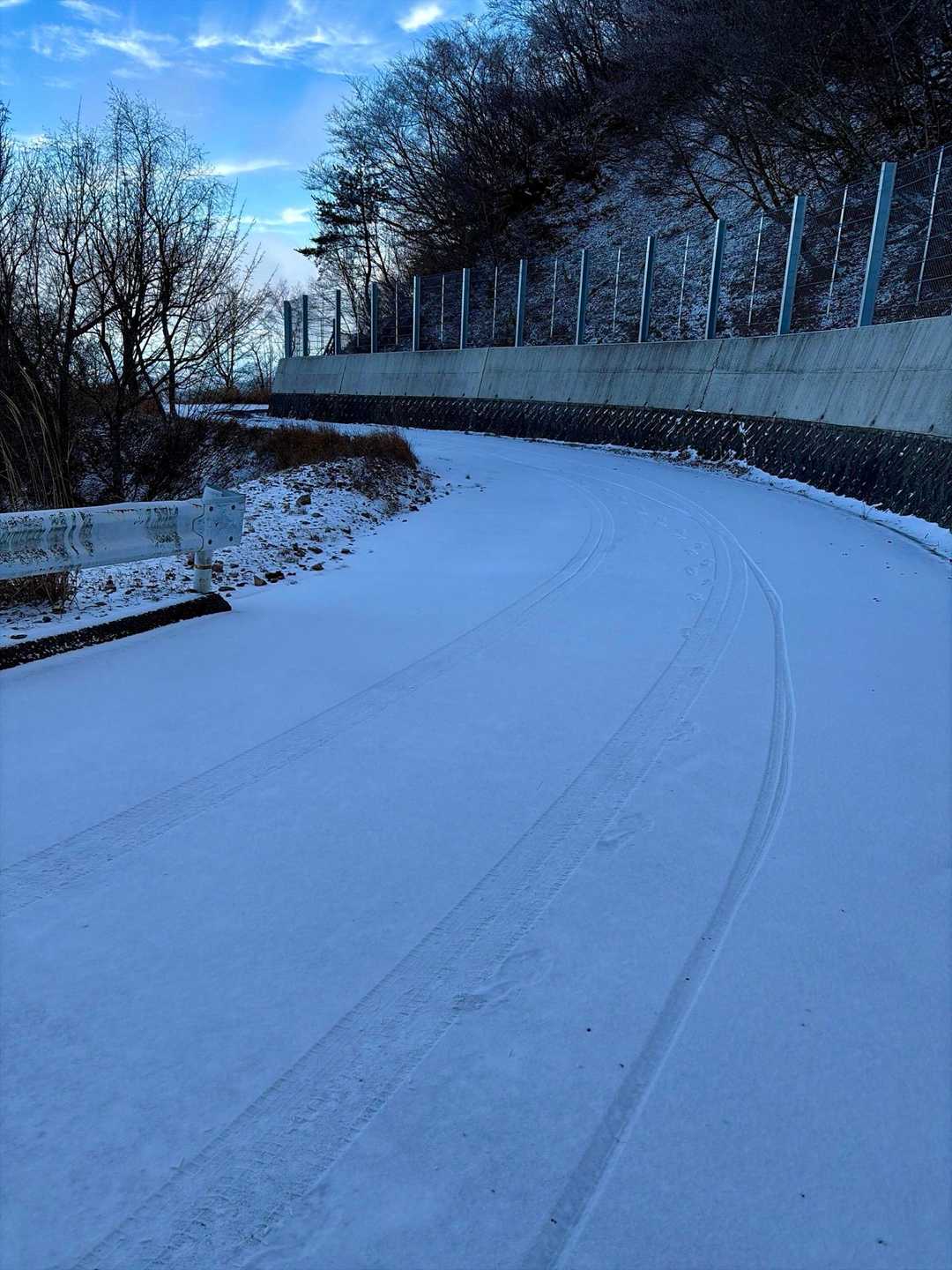 日陰のロードはもう冬の装い　ノーマルタイヤでは危険です⚠️