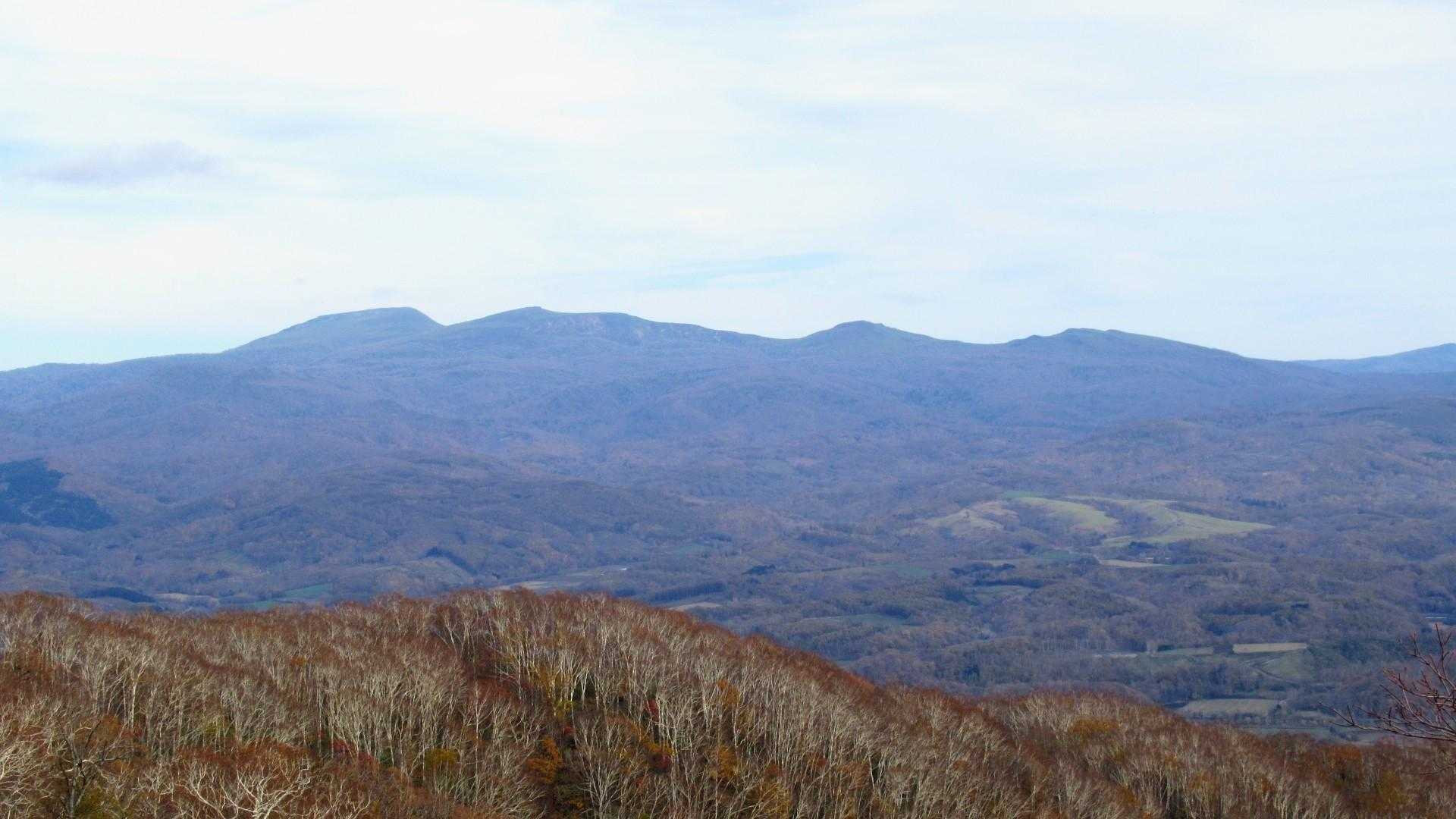 晩秋🍁越しに
無意根山、中岳、並河岳、喜茂別岳
