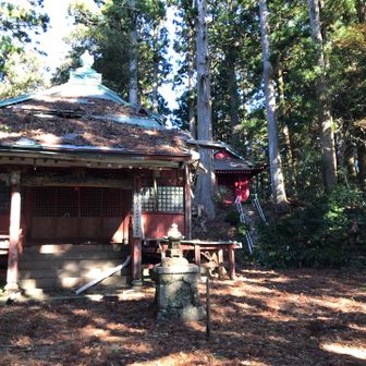 本堂です。ここが頂上ですが、頂上の標識や、三角点は見つかりませんでした。