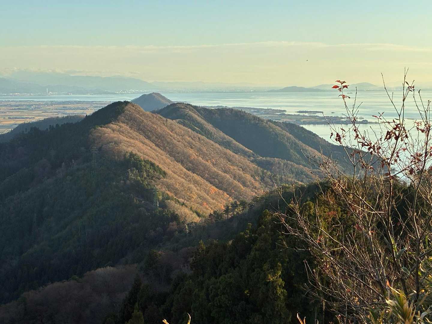 山本山から賤ヶ岳までの稜線が見渡せる
