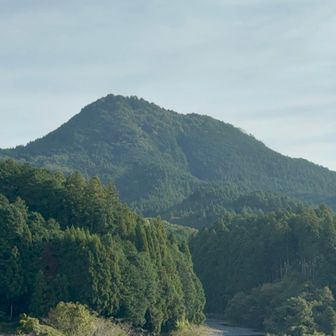 比布のバス停から見た伊那佐岳がかっこいい