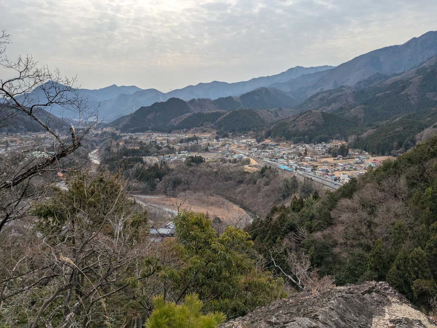 左、武甲山と三峰口駅