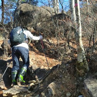 さすが岩な山

この先、どう進むか分からなくて、後ろからきたお姉さんとウロウロ(笑)
小さい祠の裏からでした。