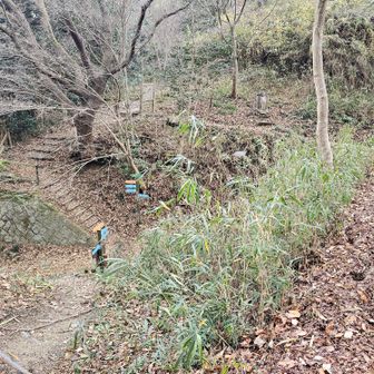 鳴川峠で休憩。
縦走路と峠越えの道が立体交差し、標識が立ち並ぶ様が何かに似ていると、カップヌードルをすすりながら考えたのですが、わかりました！　トミカの建物模型です。