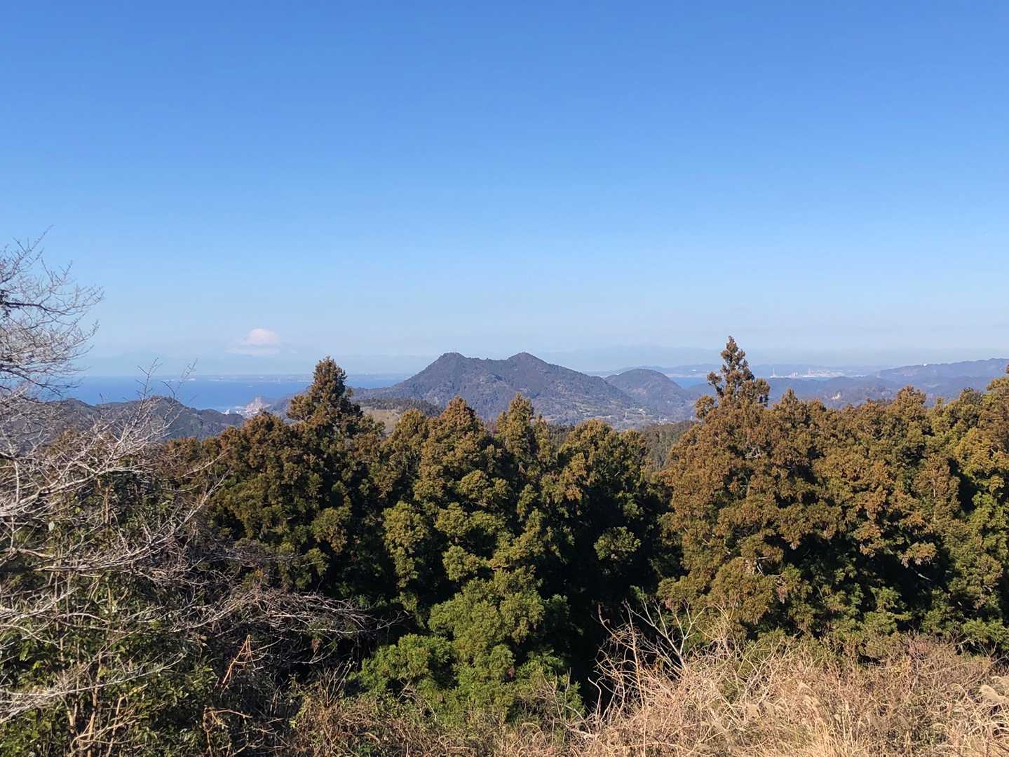 富士山も見え、眺望が良い。もぐもぐ休憩、パン2つ🥐🥖