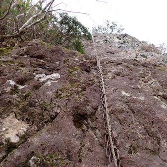 見上げて
錆びた鎖、新しい鎖、ロープなり。