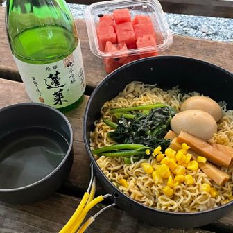 小屋前でお待ちかねの夕食🍜
美味しくないはずがない👍

私「あとは酒飲んで、寝て、明日ゆっくり下山するだけやな」
🐕「明日の朝も山頂行くよ！」

ってマジかよ🫥