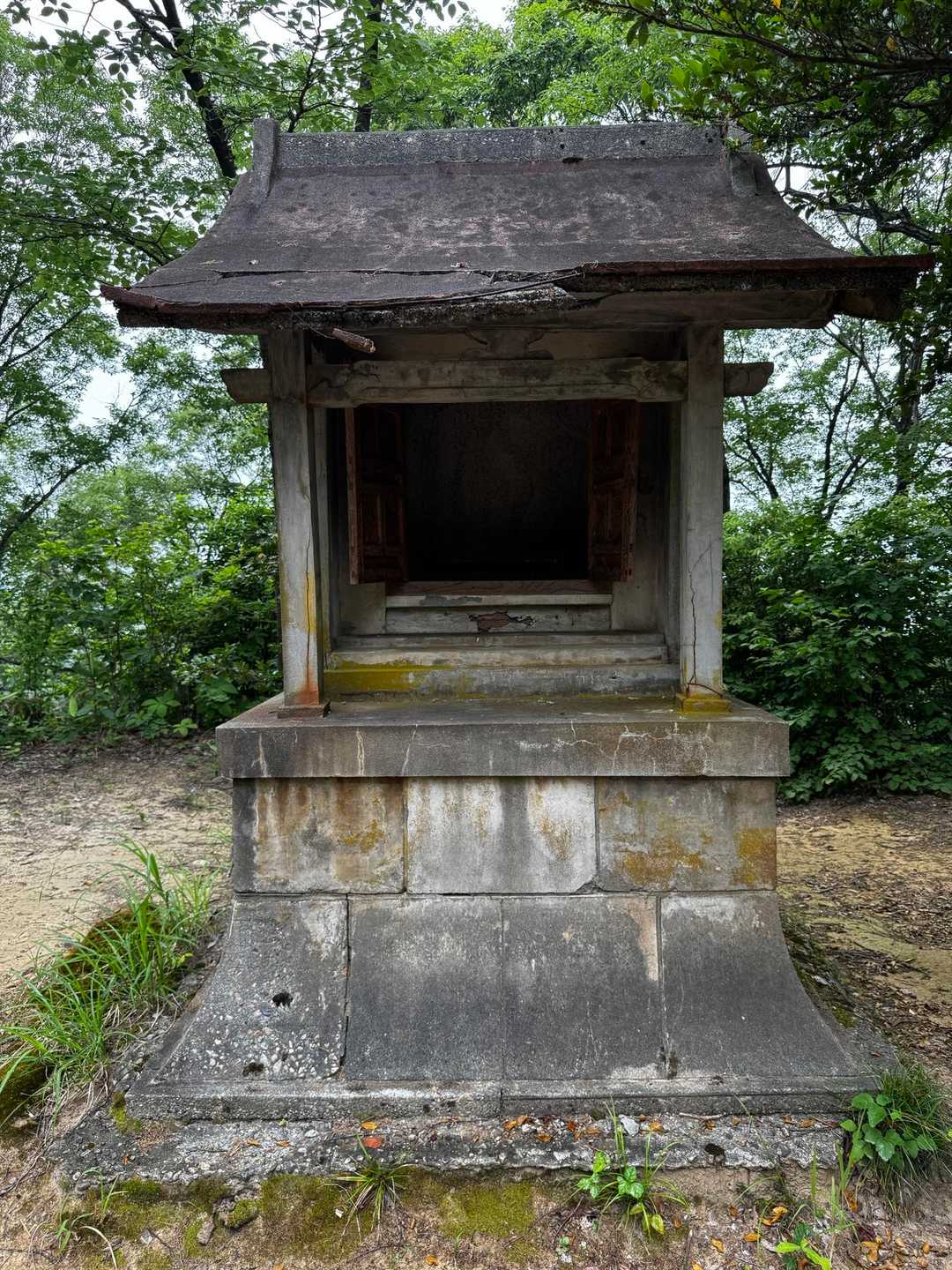 祠の中は空っぽです