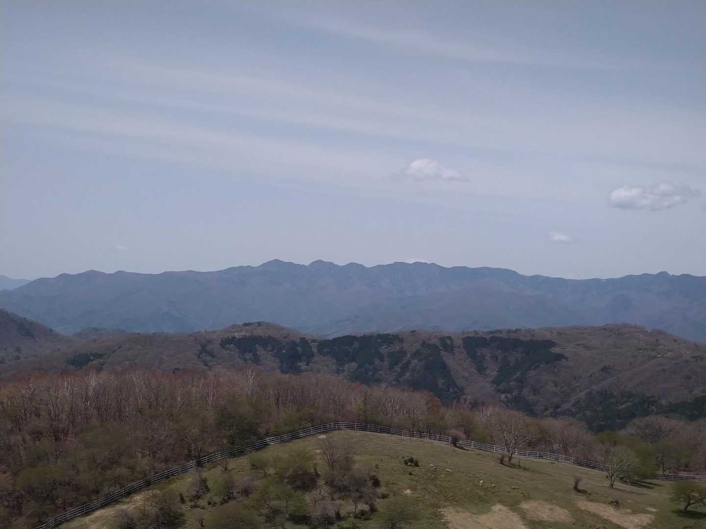 袈裟丸山の稜線。