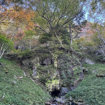 まず庚申山へ、至る所から水が湧いています