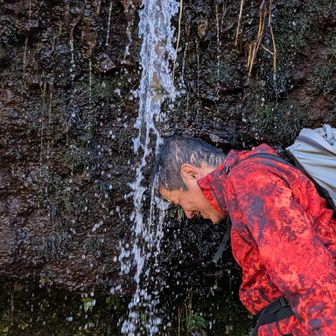 滝の水を触ってみる

🐶「冷たい！」
🦭「全然冷たくないよ〜」

どうもMASAPさんとあざらし師匠の2人が揃うと最後はドボンが多いらしい。
でもさすがに真冬のこの気温では…😅

だから「危ないハイカー」と言われるんですよ🤭