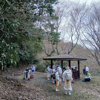 二十八越のひとつ
井関峠


《AIさん調べ》
和泉山脈（紀伊と和泉・河内の国境）を越える「二十八越（二十八峠）」の全容ですね。

​実は、この「二十八」という数字は、修験道の聖数（法華経28品）に合わせて**「山脈を越える道は28ある」**と象徴的に語られてきた側面が強く、時代や資料（「紀伊続風土記」など）によってラインナップが少しずつ異なります。

​江戸時代などの古い記録をベースに、現在も名前が残っている主要な「二十八越」の峠を西（海側）から東へ順に挙げると、以下のようになります。


​葛城二十八越（代表的な峠リスト）

1.​大川峠（和歌山市：最も海寄り）
2.​深山峠
3.​逢坂峠
4.​孝子峠（和歌山市〜岬町：現在の国道26号付近）
5.​平井峠
6.​中山峠
7.​雄ノ山峠（和歌山市〜泉南市：かつての小栗街道、参勤交代の道）
8.​境谷峠（★滝畑のすぐ近くです）
9.​風吹峠（岩出市〜泉南市）
10.​根来峠（根来寺からの越え道）
11.​神通峠（打田〜粉河付近）
12.​三筋峠
13.​切畑峠
14.​粉河峠
15.​志野峠
​16.鍋谷峠（かつつき〜和泉市：現在も主要な峠）
17.​七越峠（葛城山頂付近）
18.​犬鳴峠
19.​蔵王峠（かつらぎ町〜河内長野市）
20.​行光峠
21.​滝畑峠（大阪側の滝畑へ抜ける道）
22.​ボテ峠
23.​紀見峠（橋本市〜河内長野市：高野街道）
24.​天見峠
25.​千早峠（金剛山方面）
26.​久留野峠
27.​水越峠（御所市〜千早赤阪村）
28.​竹内峠（二上山付近：最も北東寄り）

​
​これらの峠は、かつては和歌山側の農民が大阪へ出稼ぎや商売に行くための「生活の道」であり、修験者にとっては「修行の道」でした。