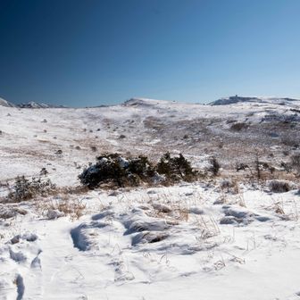 左に『北の耳』真ん中に『南の耳』右に車山。