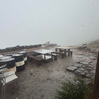 雨で何も見えず…
