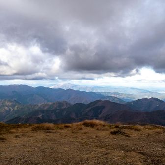 鈴北岳から霊仙山と伊吹山。