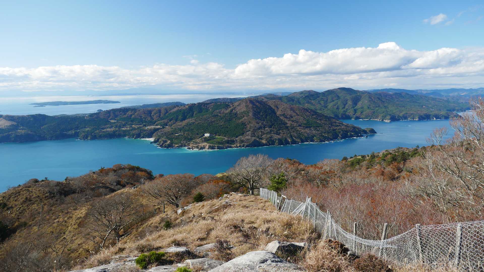 山頂からちょっと下った展望台から見える牡鹿半島👀