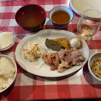 身体に良さそうな晩ごはん。左の白いのが豆腐かと思って醤油を探したらミルクプリンでした。