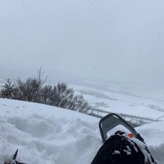 出過ぎて前のめりに転ぶ。
手をついて起きようとすると雪が深くてどこまでも沈むしスマホも雪にドボンして焦る💦
スノーシューを谷側に体勢変えやっと起き上がれました(･_･;