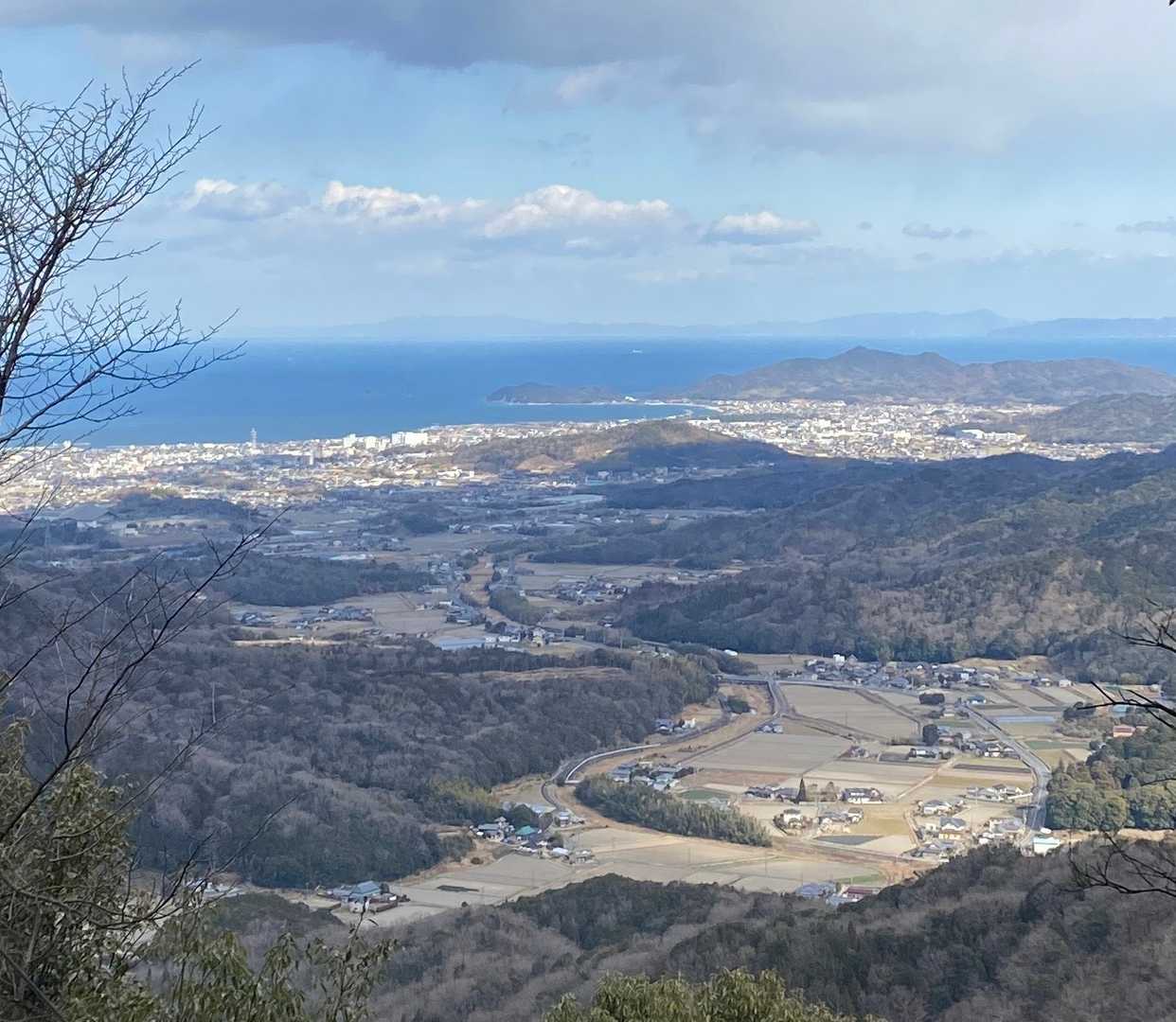 山頂付近の眺望です。

後で思えば、中央に見えてる鹿浦越のランプロファイア岩脈に行って、東かがわ市里山チャレンジ30をクリアしておけば良かったと思ってみたりもして‥‥。