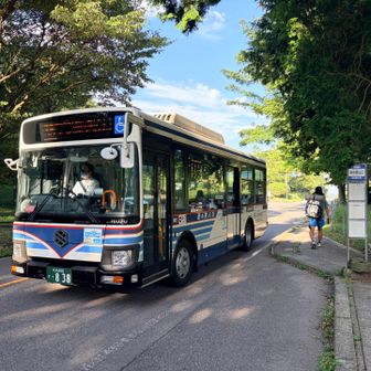 由布院から始発の路線バスで15分ほどで正面登山口に到着しました。乗客は2名だけ。
始発は朝7時前で、1時間に2本程度と利便性高めな路線です。