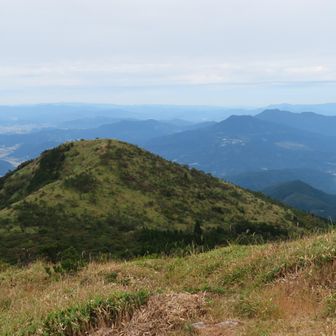 雨山、八幡岳を望む。