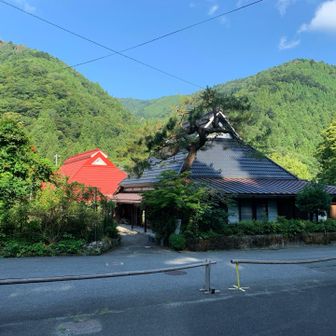葛川市民センターに停めさせてもらってスタート

この辺りの家は独特な屋根だね
なんとか造りとかあるのかな？
※入母屋造（いりおもやづくり）らしい
家紋とか水とかついてるし

なんか異世界旅行に来たみたいでいーね