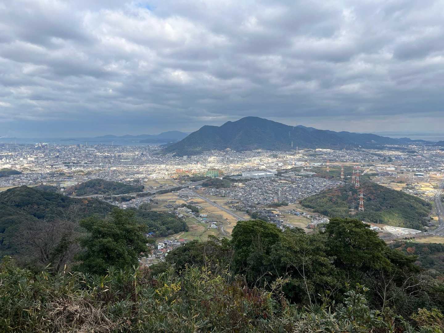 剣立山より。正面に足立山。