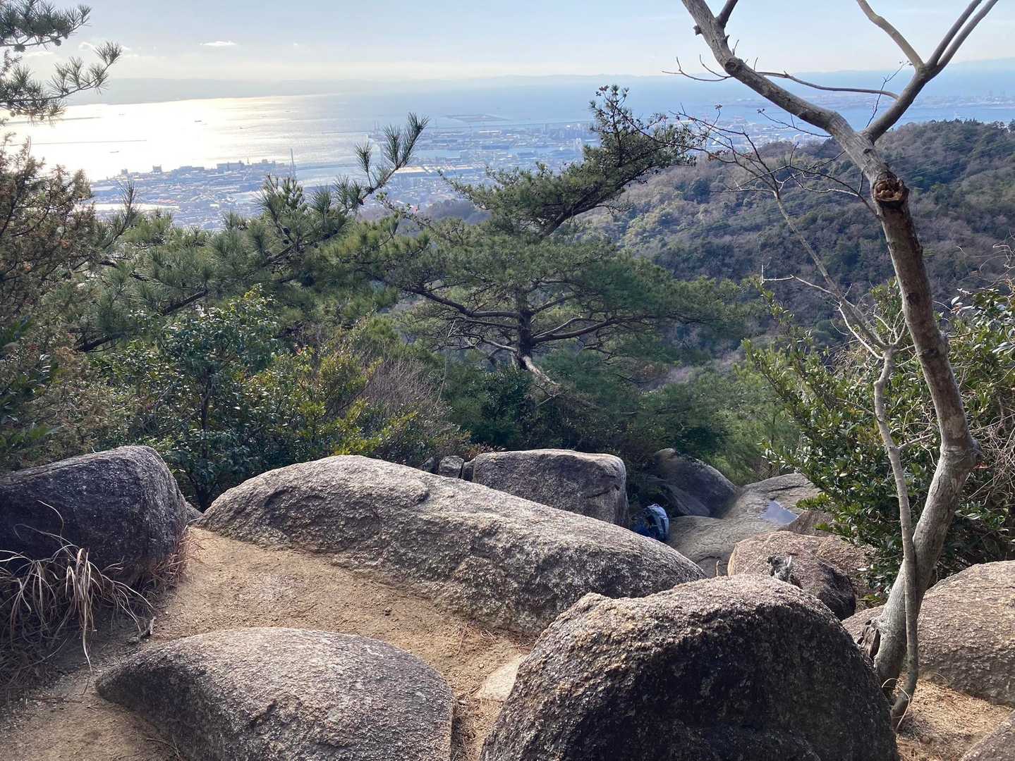 岩に腰掛けて海を見ながら休憩。