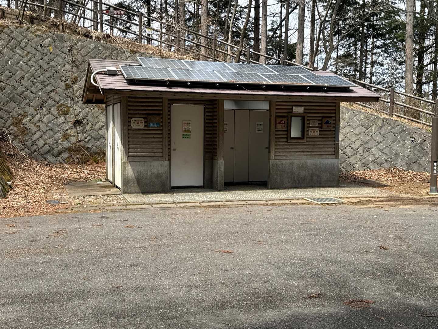 大ダワのトイレ。
今日のコースは御前山山頂の避難小屋にもトイレがあって、奥多摩にしては🚾に困りません。