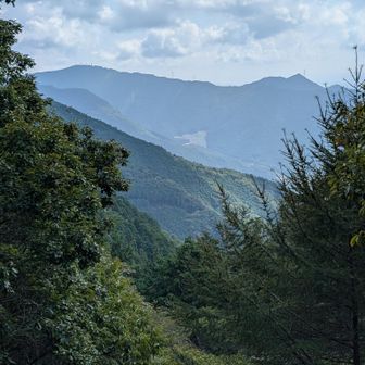 左はアンテナ林立の篠ヶ峰