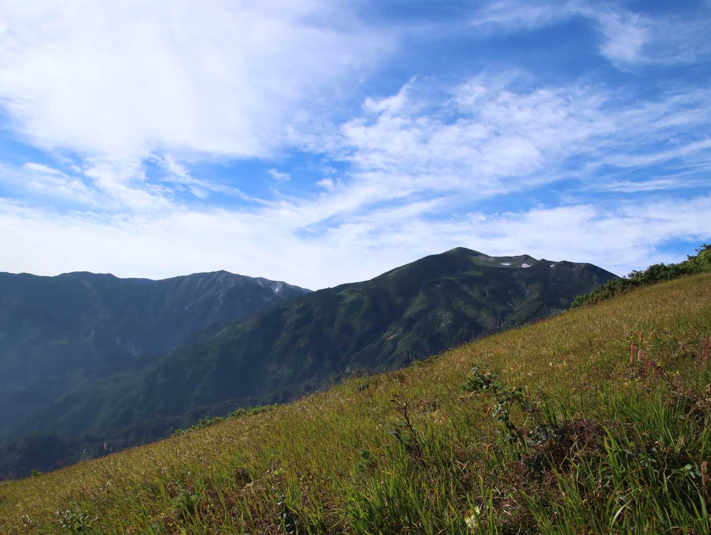 雪倉岳が美しい
奥は小蓮華山